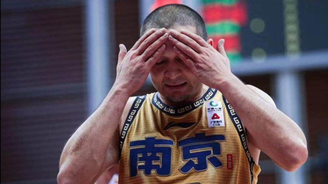 包含莱比锡场边指挥情绪激动，海港队员怒摔水瓶的词条